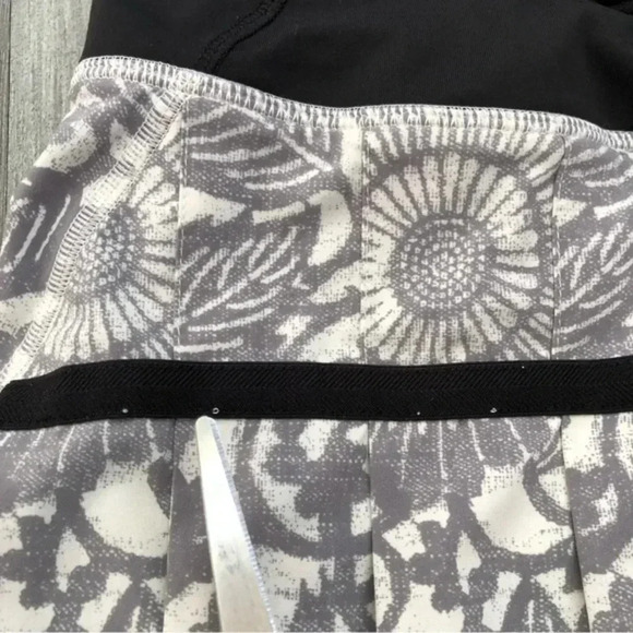 Lululemon Run: Pace Setter Skirt Beachy Floral White Fossil Black - Size 4‎ - Picture 11 of 15